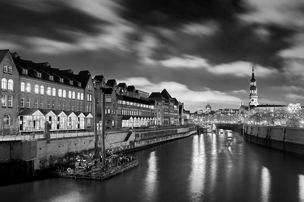 Zollkanal in schwarzweiß - Speicherstadt und Elbphilharmonie Bild auf Leinwand, Acrylglas, Akustikbild oder als Poster
